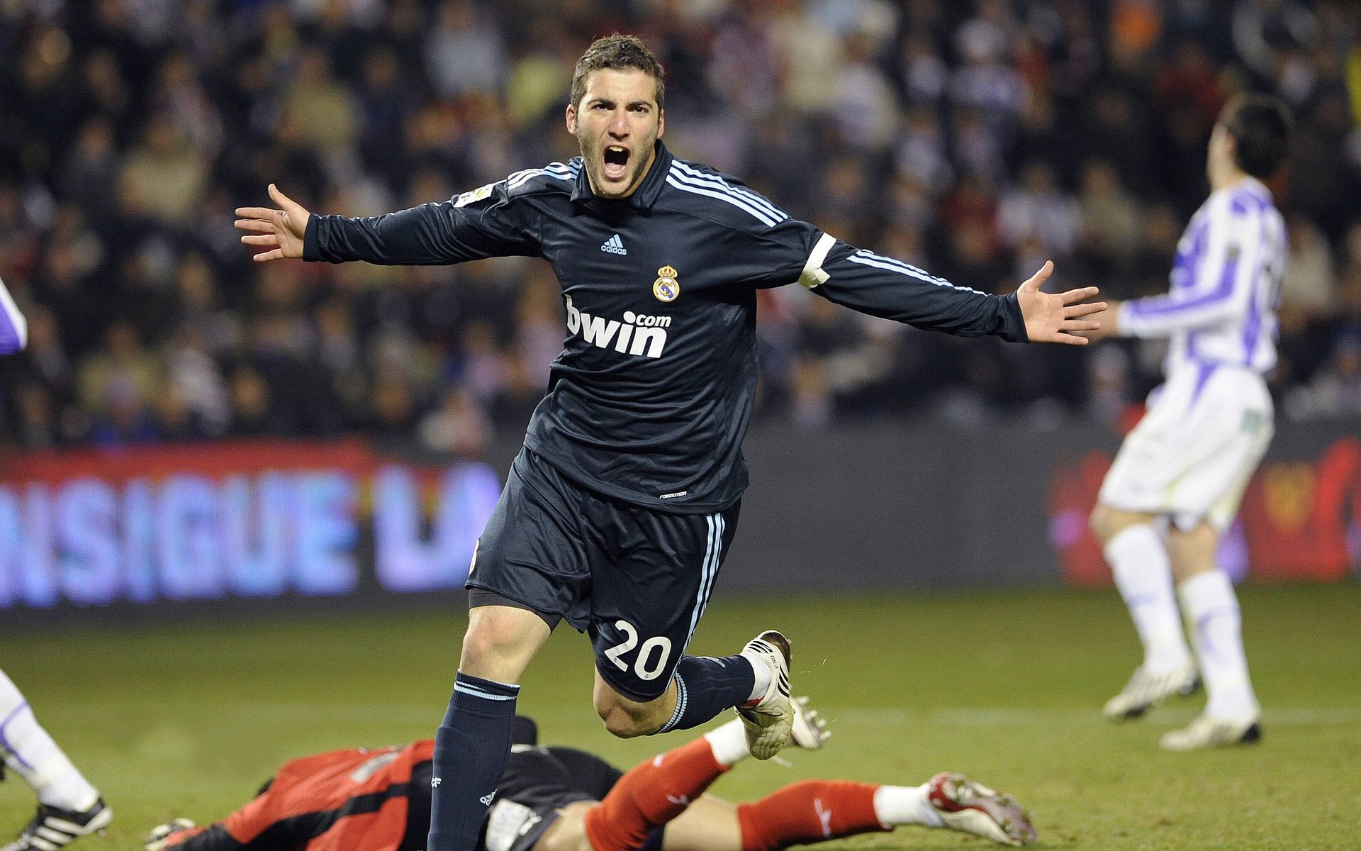 一夜双城记,北京铁血掀翻广厦,德罗赞欧冠封神演绎英雄主义